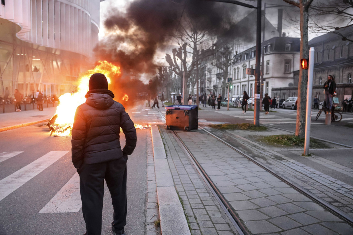 Fransa'da 1 milyondan fazla kişi sokaklarda