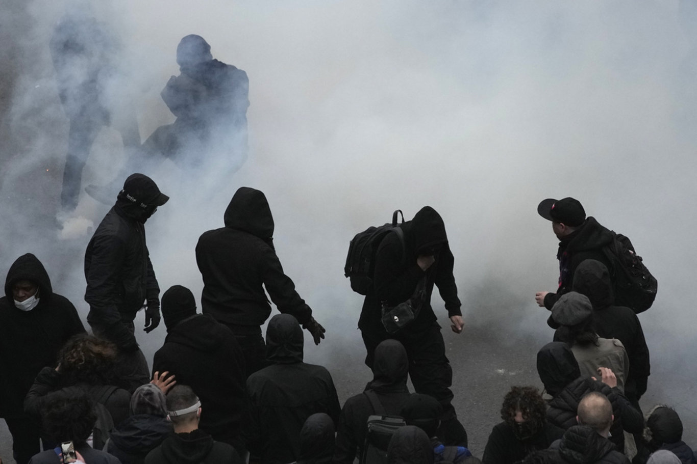 Fransa'da 1 milyondan fazla kişi sokaklarda