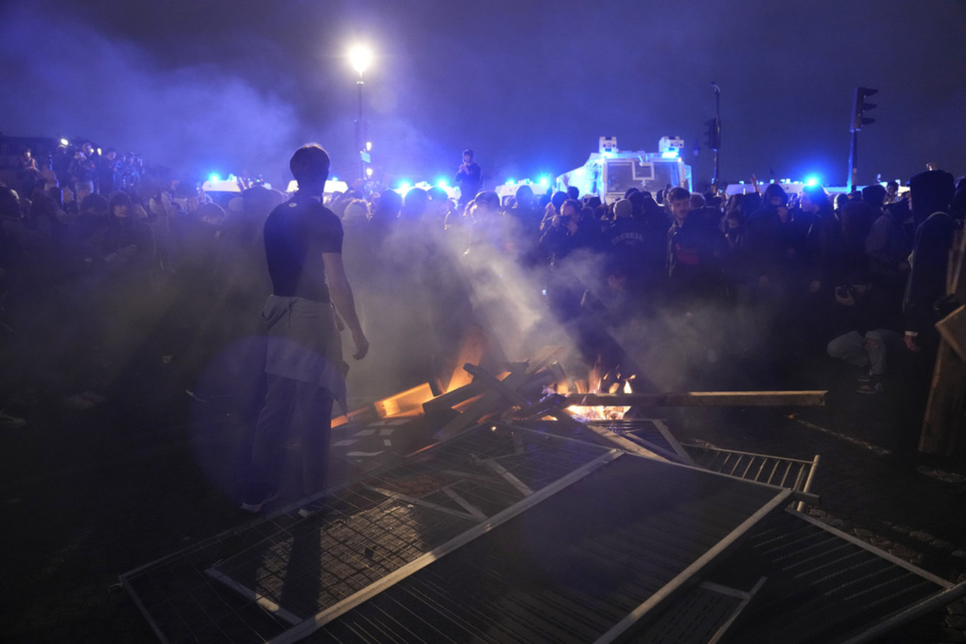 Fransa'da protestolar sürüyor, sokaklar karıştı