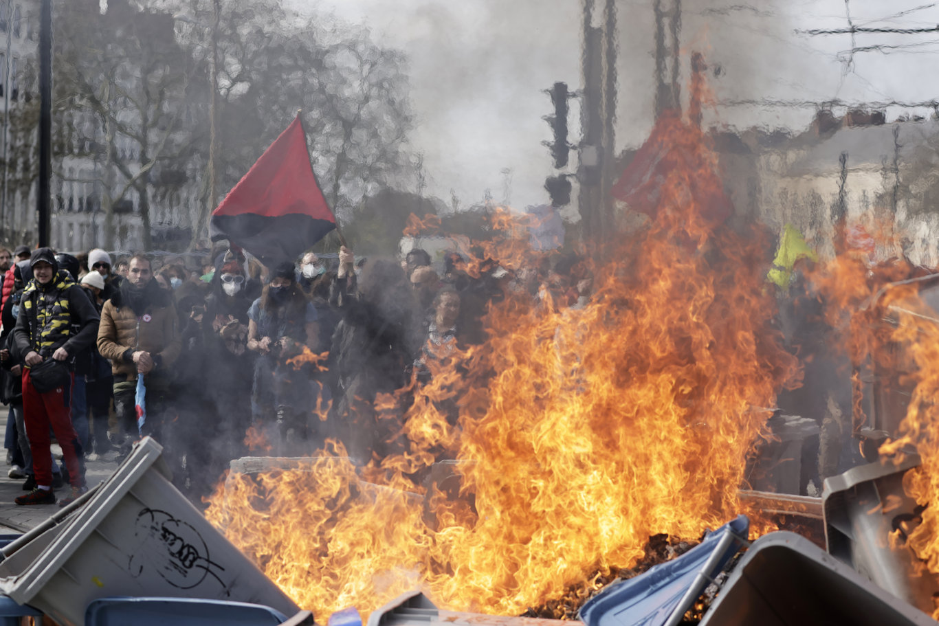 Fransa'da tartışmalı emeklilik reformuna karşı kitlesel grevlerin 8. haftası: Paris'te çöp krizi büyüyor!