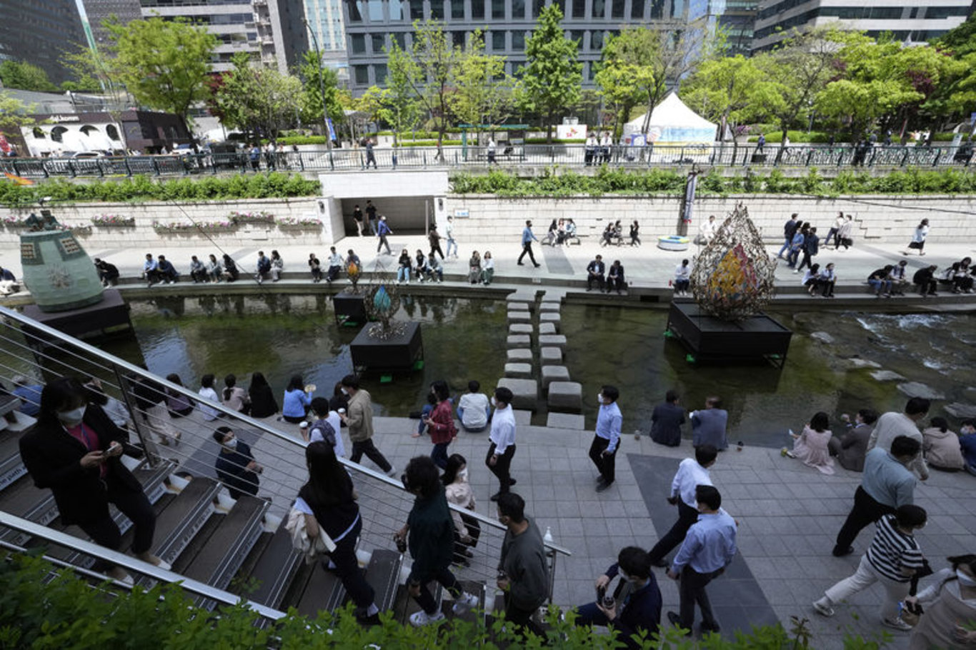 Paris sokaklarında çöp birikti: Fransız bakan sağlığı tehdit ettiğini söyledi