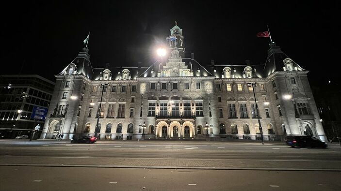 Hollanda'da belediye binasına Türk bayrağı asıldı