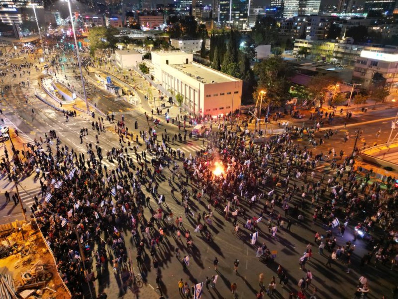 Tansiyon yükseldi: İsrail'de Netanyahu'nun, yargı düzenlemesini ertelendiğini açıklamasına rağmen gösteriler devam ediyor