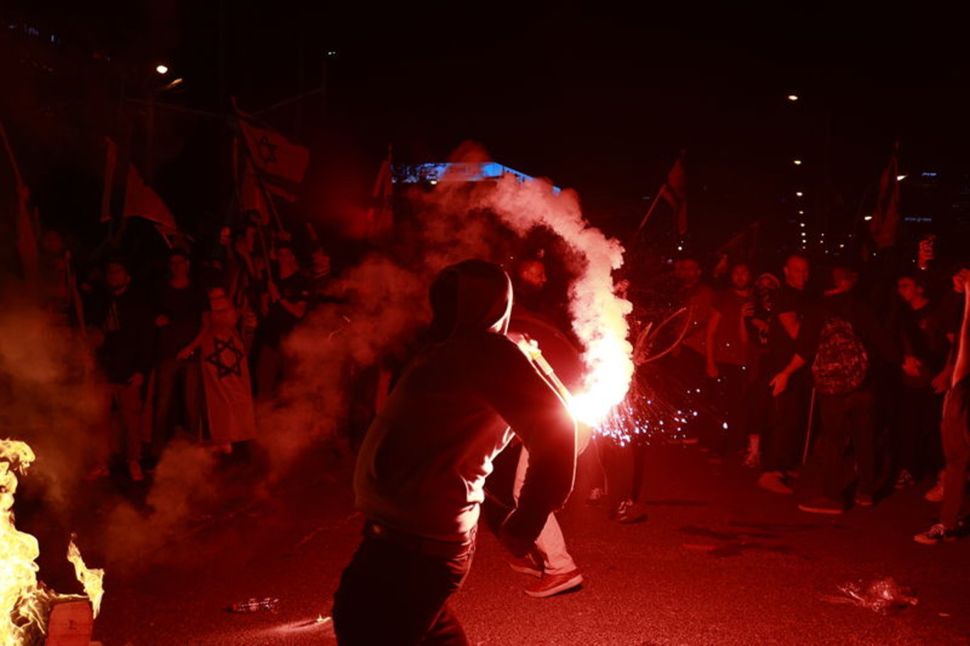 Tansiyon yükseldi: İsrail'de Netanyahu'nun, yargı düzenlemesini ertelendiğini açıklamasına rağmen gösteriler devam ediyor