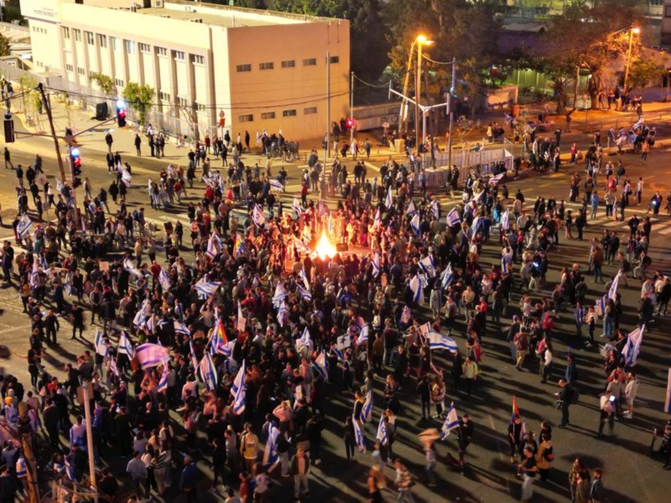 Tansiyon yükseldi: İsrail'de Netanyahu'nun, yargı düzenlemesini ertelendiğini açıklamasına rağmen gösteriler devam ediyor