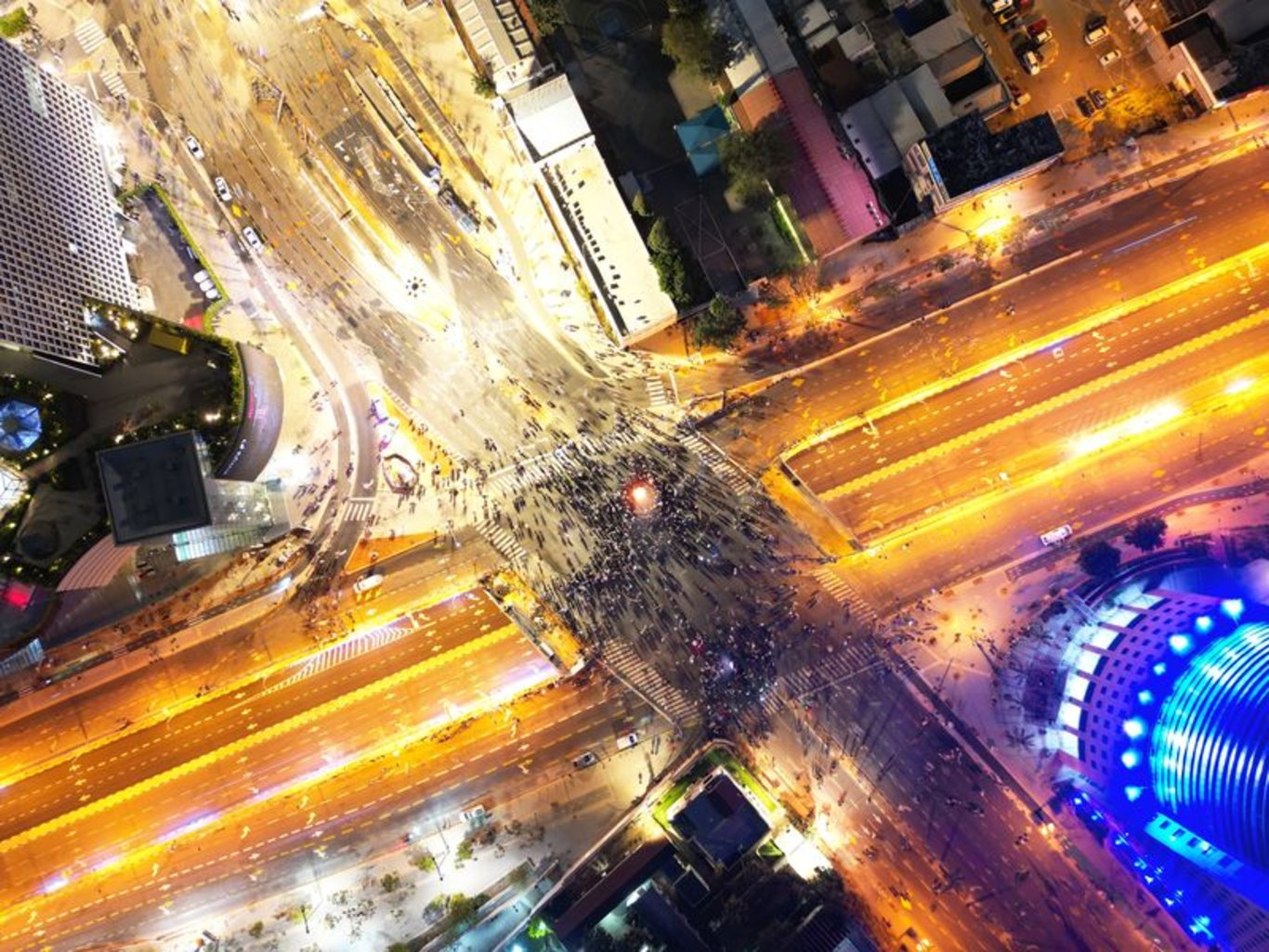 Tansiyon yükseldi: İsrail'de Netanyahu'nun, yargı düzenlemesini ertelendiğini açıklamasına rağmen gösteriler devam ediyor