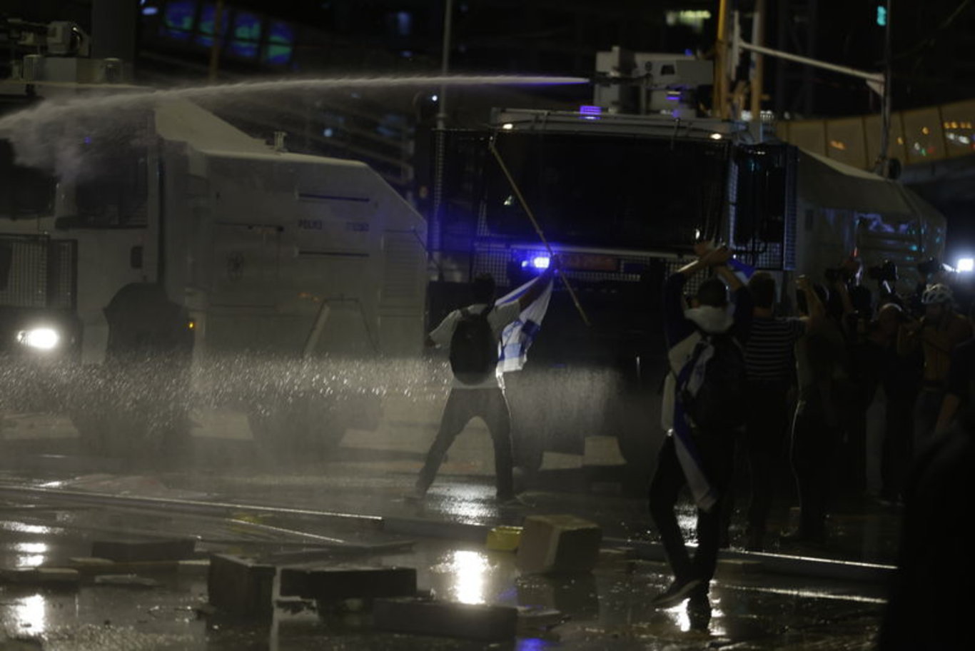 Tansiyon yükseldi: İsrail'de Netanyahu'nun, yargı düzenlemesini ertelendiğini açıklamasına rağmen gösteriler devam ediyor