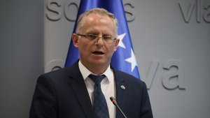 Kosovalı başbakan yardımcısına pastalı saldırı