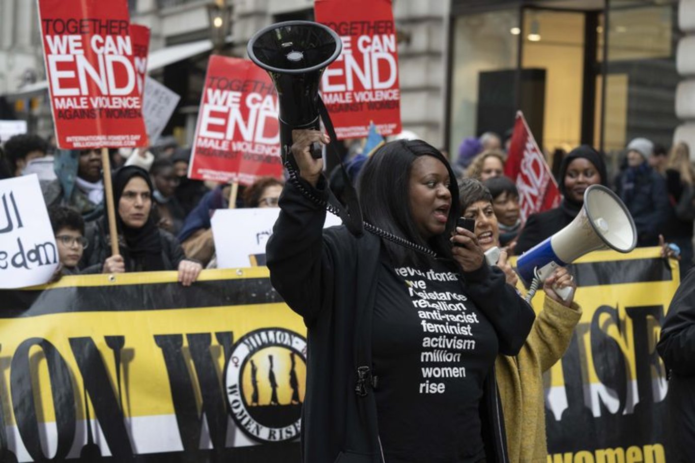 Londra'da binlerce kadın sokaklara indi