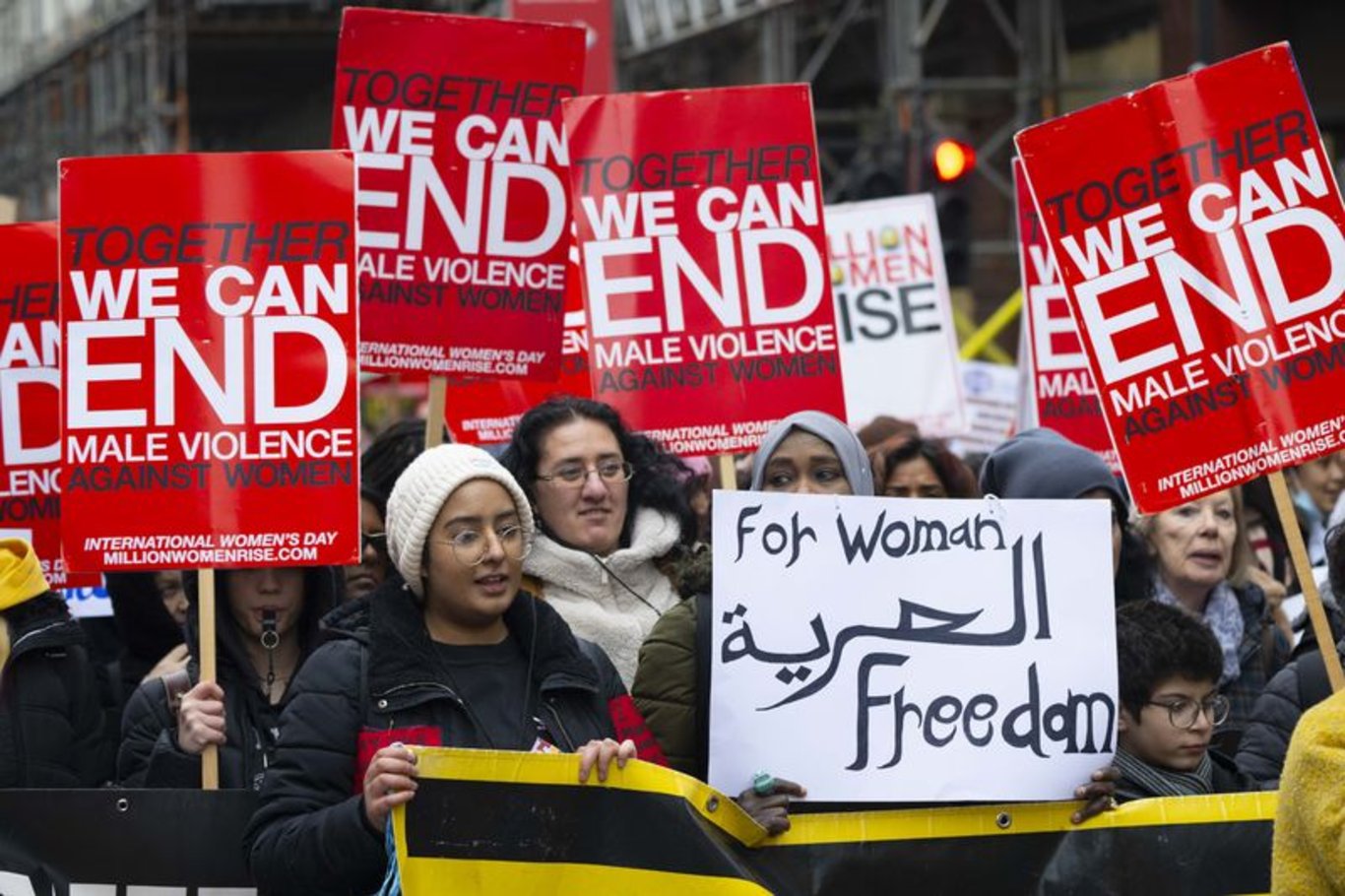 Londra'da binlerce kadın sokaklara indi