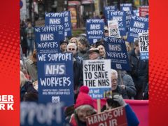 Londra’da grevdeki sağlık çalışanlarına destek yürüyüşü