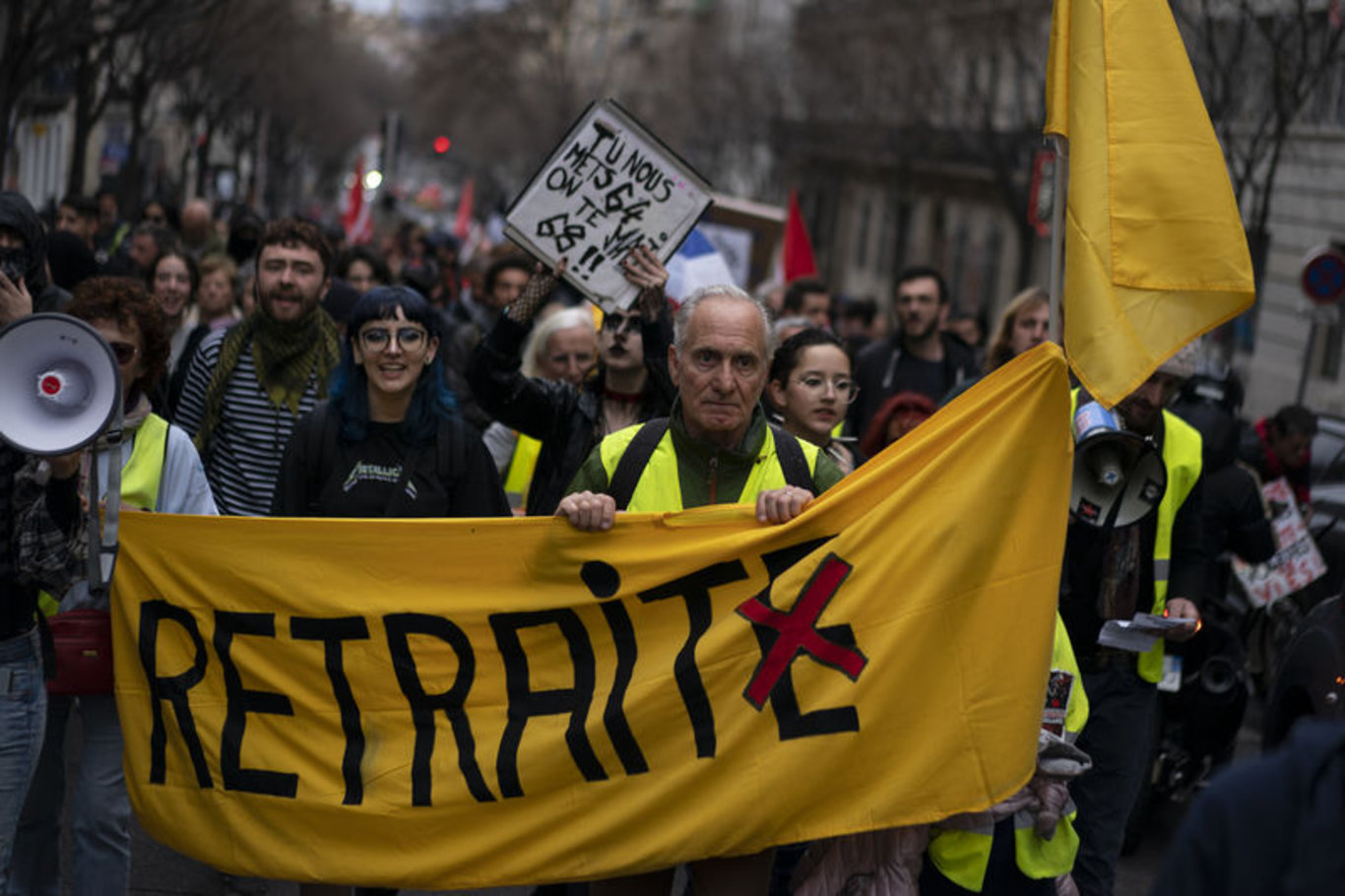 Paris'te emeklilik reformu karşıtı gösterilerde 71 kişi gözaltına alındı