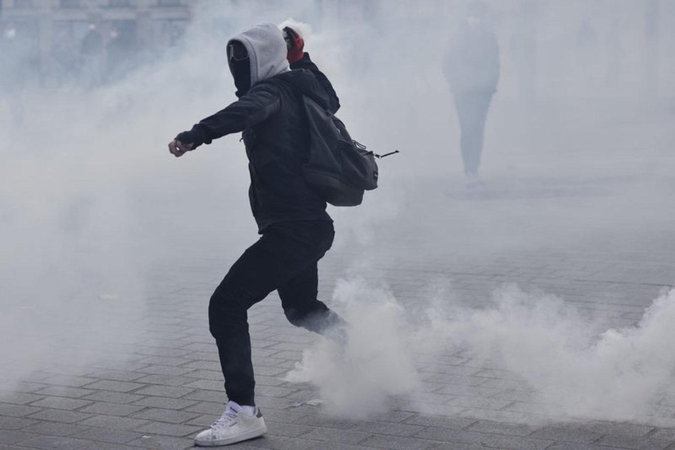 Paris'te emeklilik reformu karşıtı gösterilerde 71 kişi gözaltına alındı