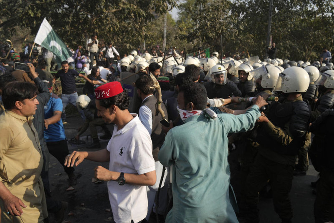 Pakistan'da polis eski Başbakan İmran Han'ı gözaltına almak istedi: Protestolar başladı!