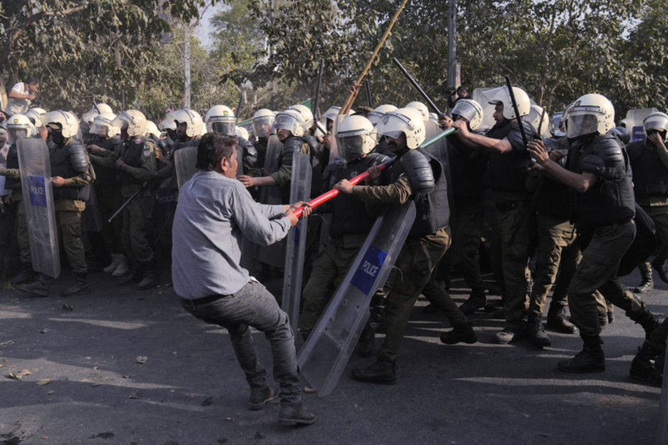 Pakistan'da polis eski Başbakan İmran Han'ı gözaltına almak istedi: Protestolar başladı!