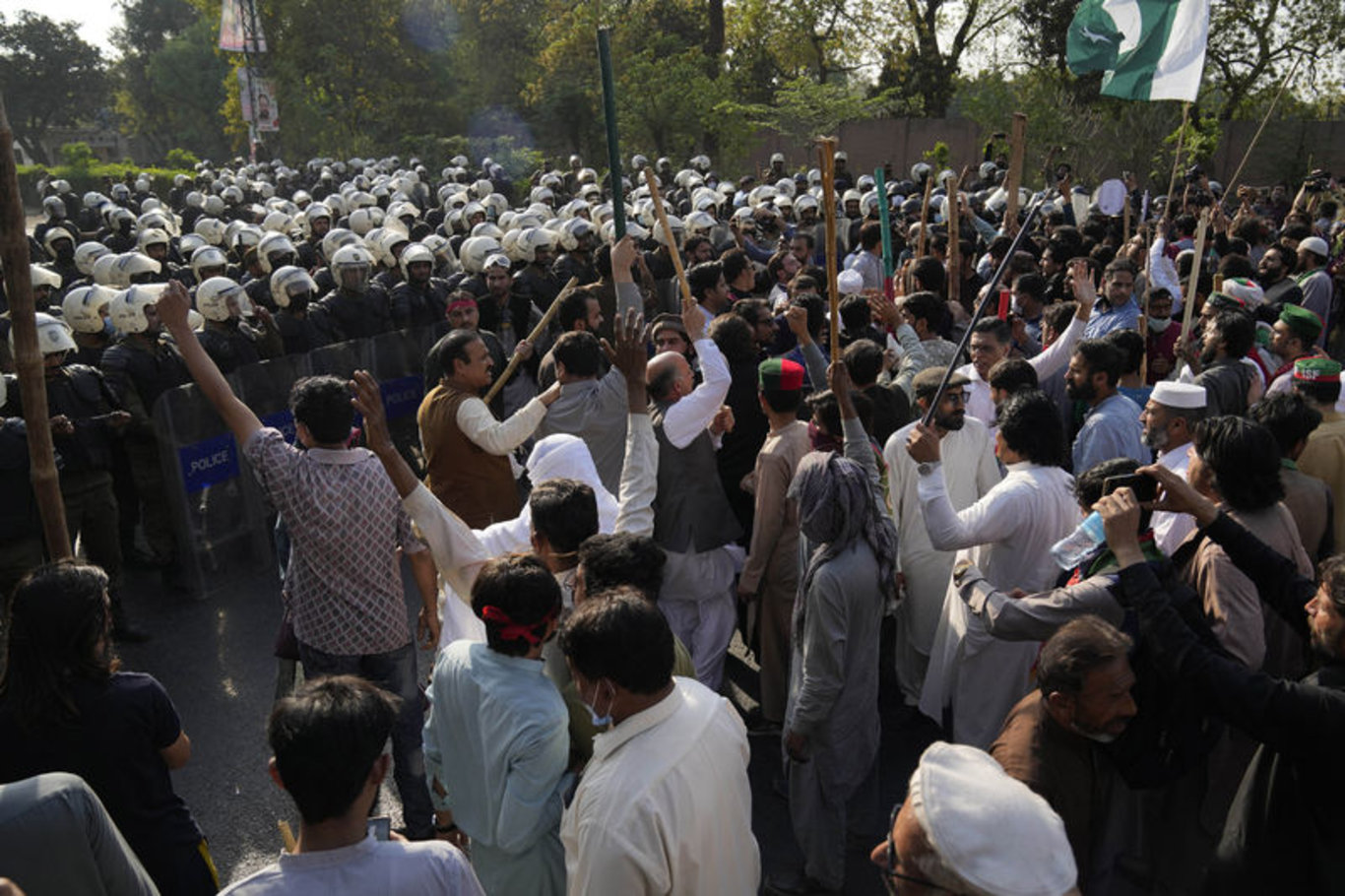 Pakistan'da polis eski Başbakan İmran Han'ı gözaltına almak istedi: Protestolar başladı!