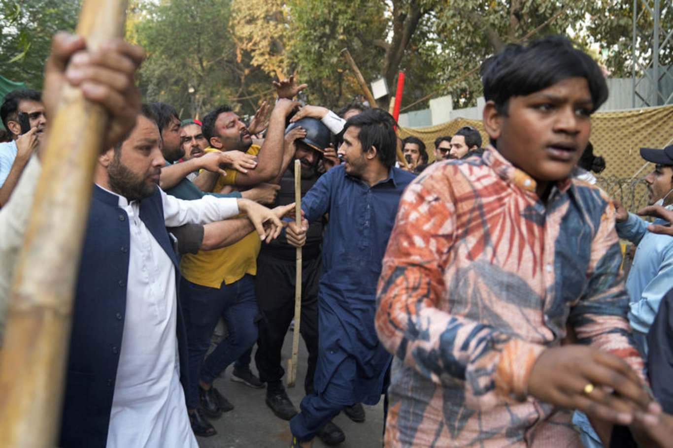 Pakistan'da polis eski Başbakan İmran Han'ı gözaltına almak istedi: Protestolar başladı!