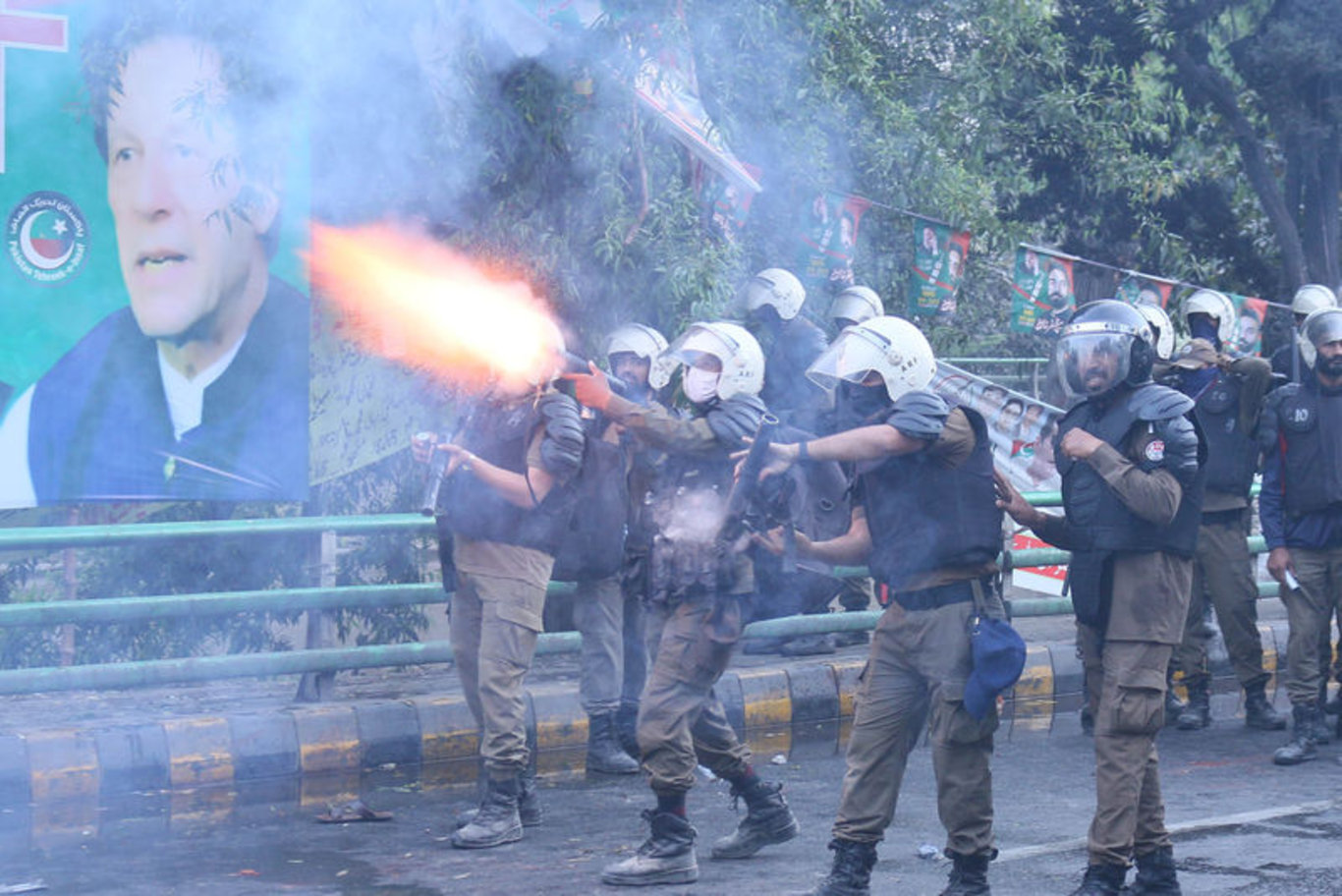 Pakistan'da polis eski Başbakan İmran Han'ı gözaltına almak istedi: Protestolar başladı!