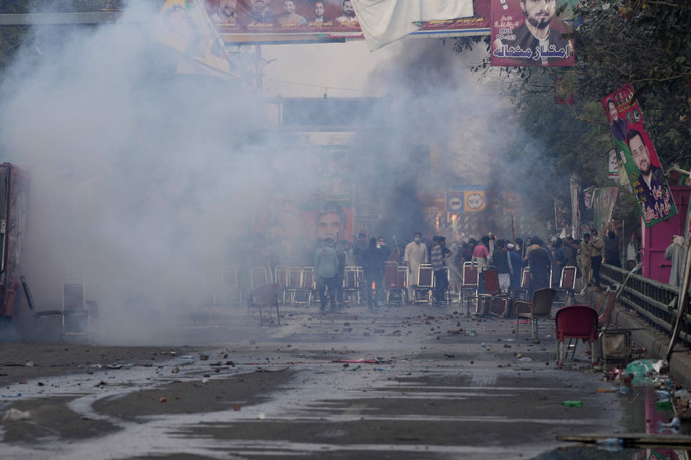 Pakistan'da polis eski Başbakan İmran Han'ı gözaltına almak istedi: Protestolar başladı!