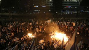 Protestolar 13. haftadır sürüyor: Netanyahu'dan askıya alma kararı