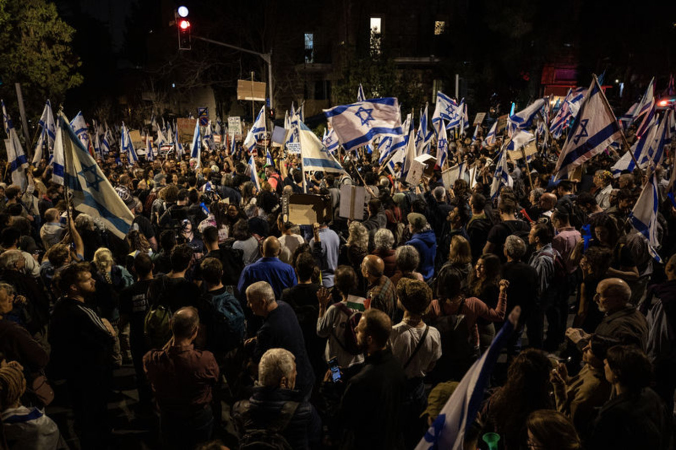 Protestolar sürüyor: Netanyahu'nun eşi kuaförde mahsur kaldı