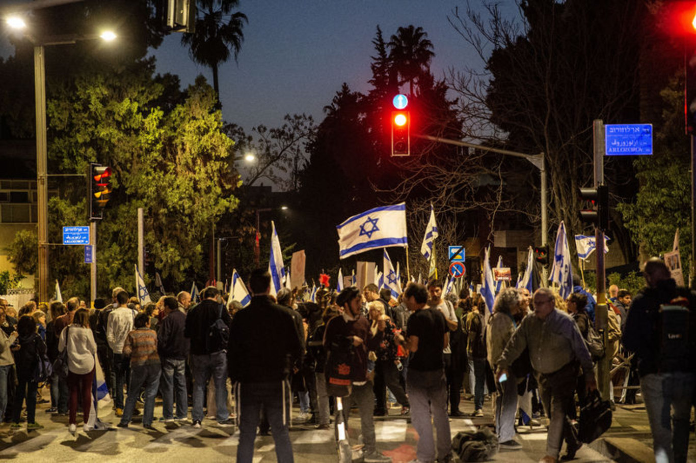 Protestolar sürüyor: Netanyahu'nun eşi kuaförde mahsur kaldı