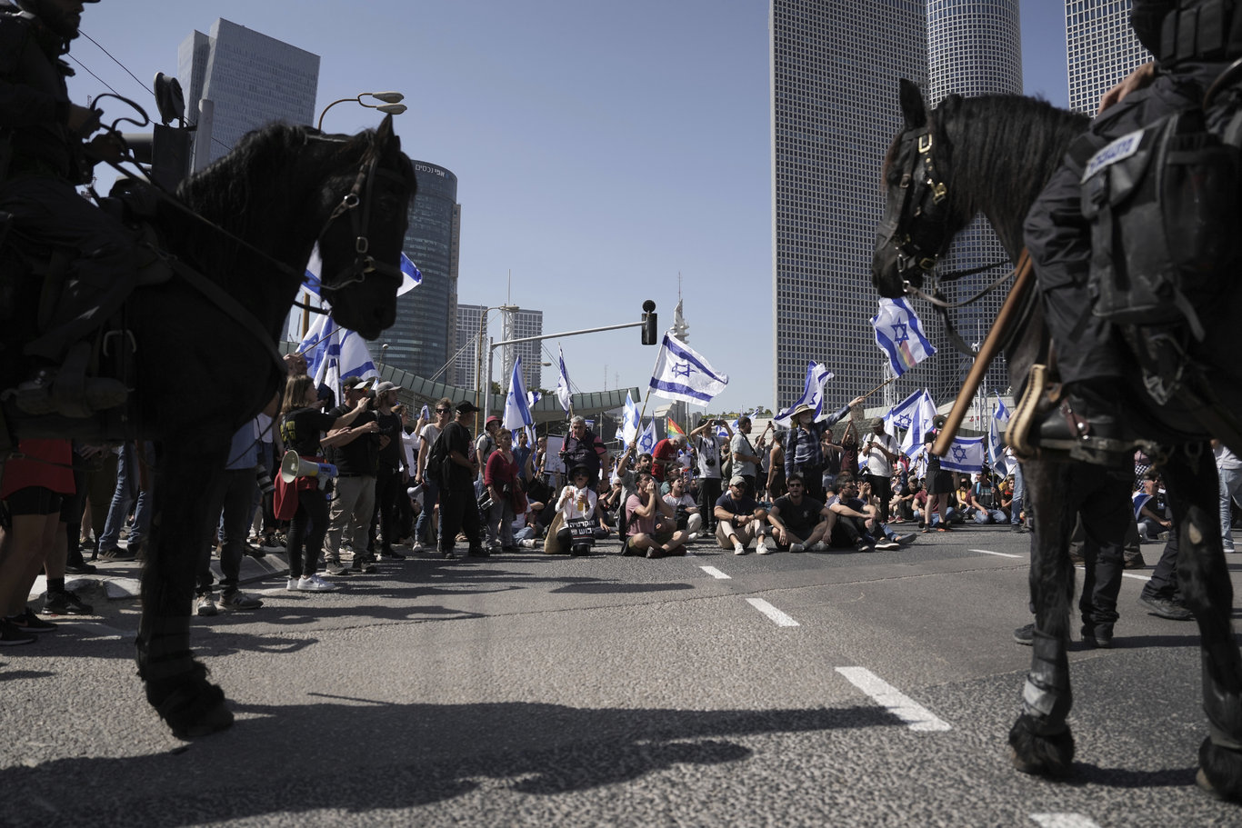 Protestolar sürüyor: Netanyahu'nun eşi kuaförde mahsur kaldı