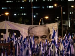 Protestolar sürüyor: Netanyahu’nun eşi kuaförde mahsur kaldı