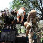 BU ADANIN HER YANI ÜRKÜTÜCÜ BEBEKLERLE KAPLI