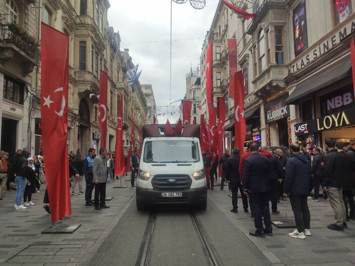 d İstiklal Caddesi Türk bayraklarıyla donatıldı -1