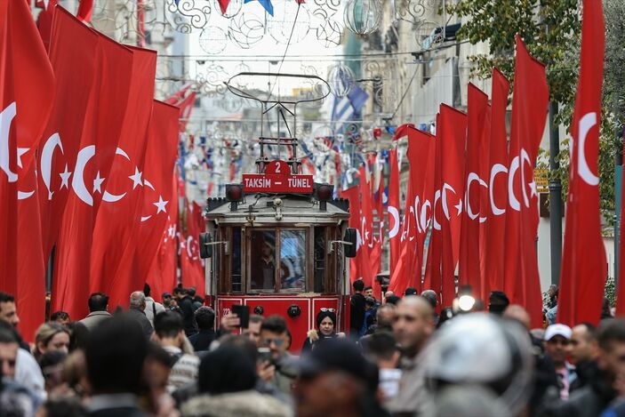 a Taksim 1200 Türk bayrağıyla donatıldı
