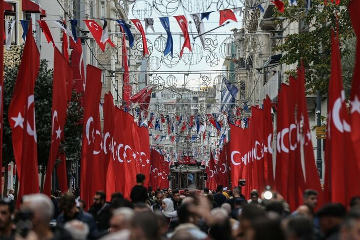 a Taksim 1200 Türk bayrağıyla donatıldı