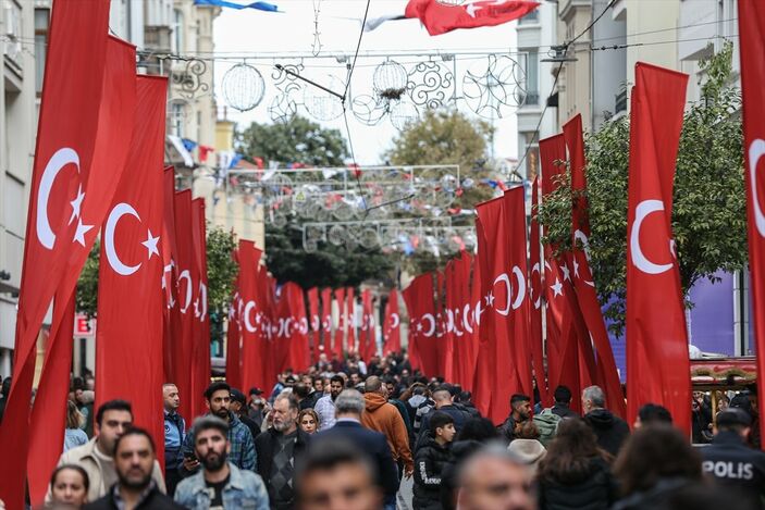 a Taksim 1200 Türk bayrağıyla donatıldı