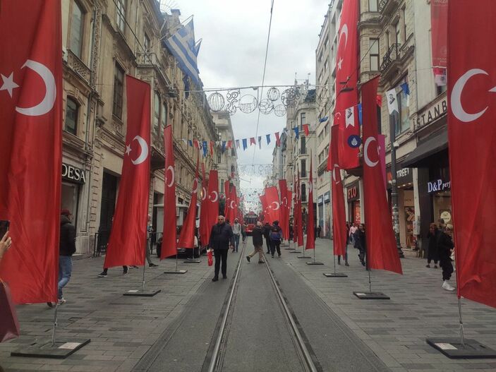 d İstiklal Caddesi Türk bayraklarıyla donatıldı -2