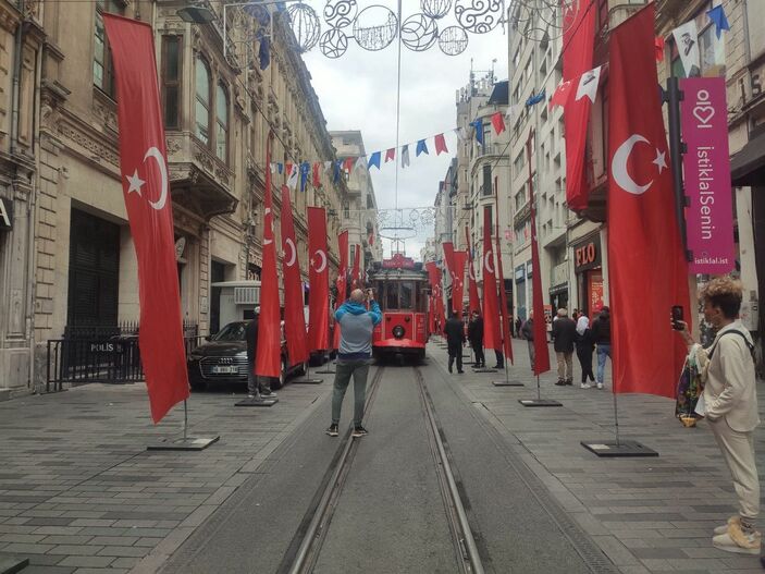 d İstiklal Caddesi Türk bayraklarıyla donatıldı -3