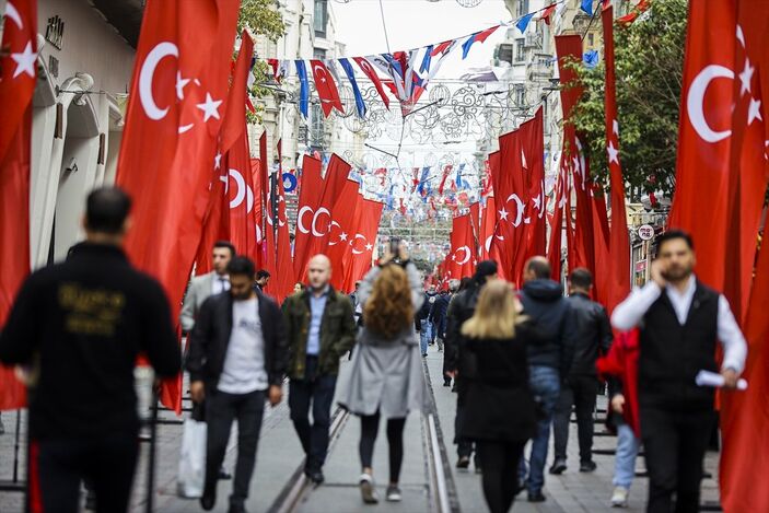 a Taksim 1200 Türk bayrağıyla donatıldı