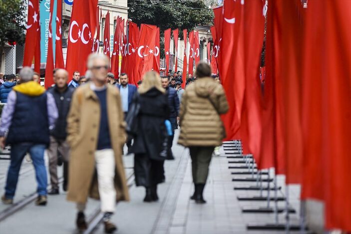 a Taksim 1200 Türk bayrağıyla donatıldı