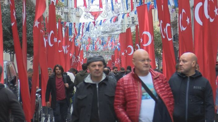 d İstiklal Caddesi Türk bayraklarıyla donatıldı -4