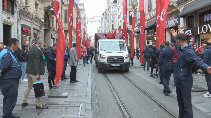 d İstiklal Caddesi Türk bayraklarıyla donatıldı -5