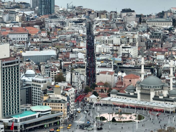 i Taksim 1200 Türk bayrağıyla donatıldı