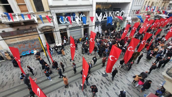 i Taksim 1200 Türk bayrağıyla donatıldı
