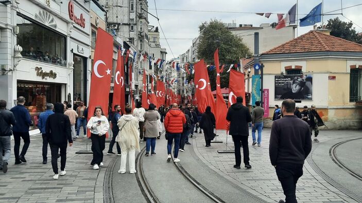 i Taksim 1200 Türk bayrağıyla donatıldı