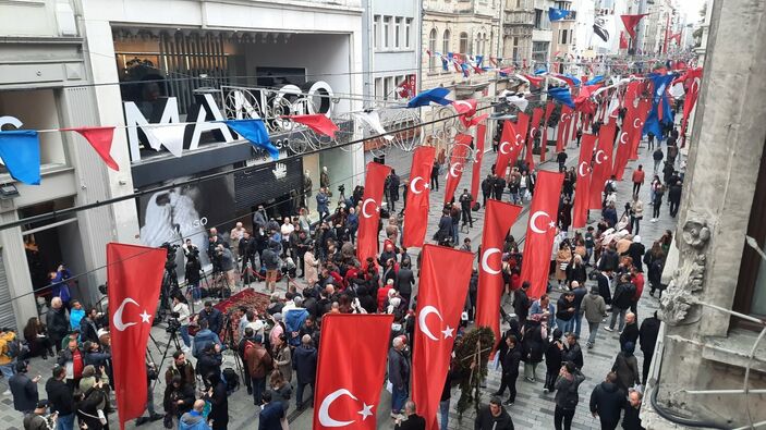 i Taksim 1200 Türk bayrağıyla donatıldı