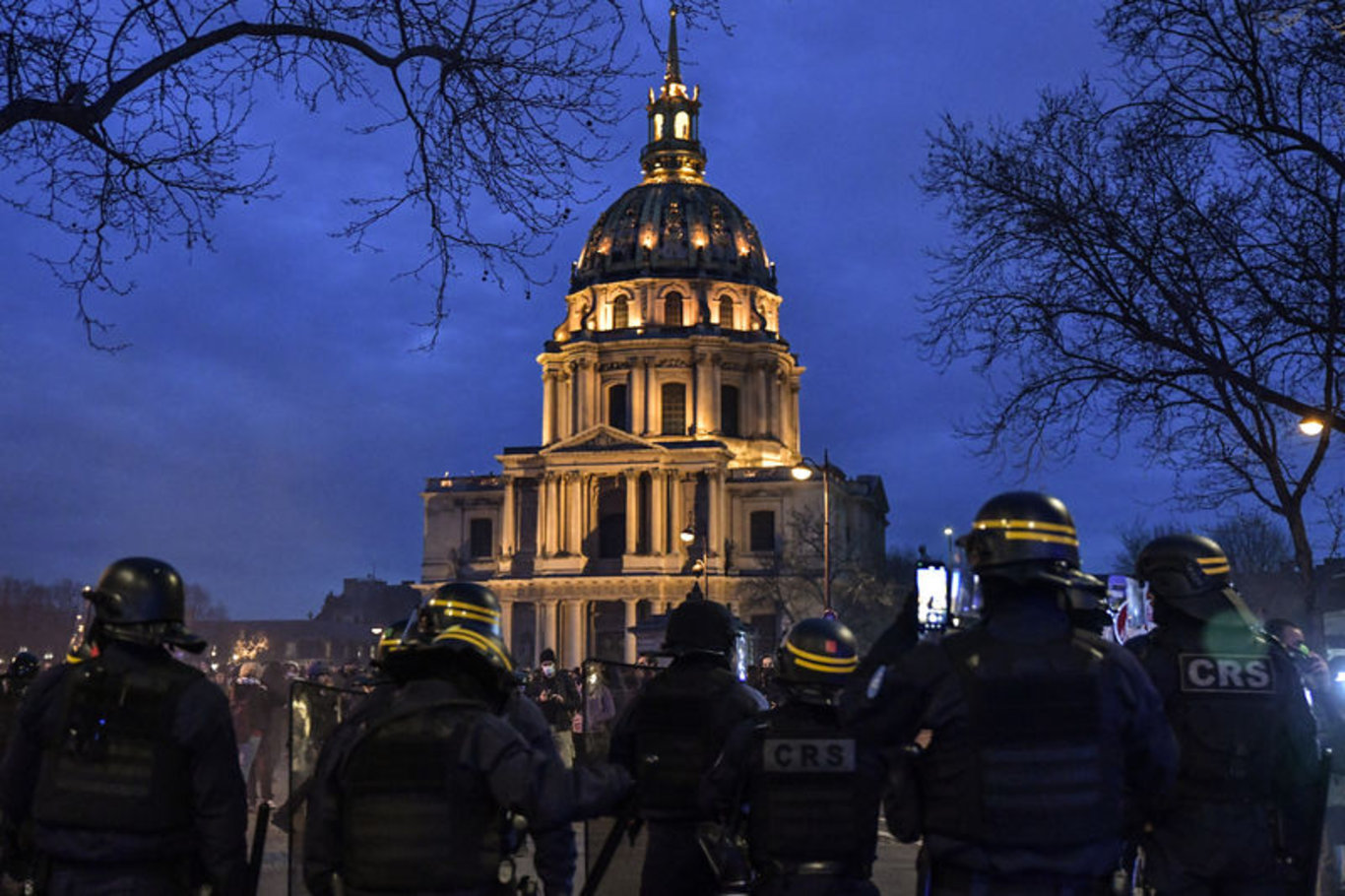 Fransa'da tartışmalı emeklilik reformu kabul edildi: Paris karıştı!