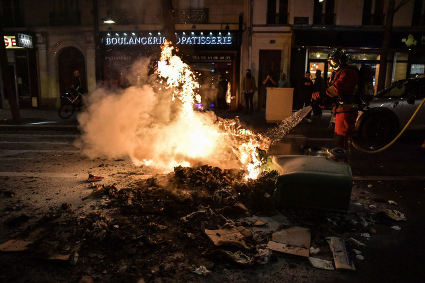 Fransa'da tartışmalı emeklilik reformu kabul edildi: Paris karıştı!