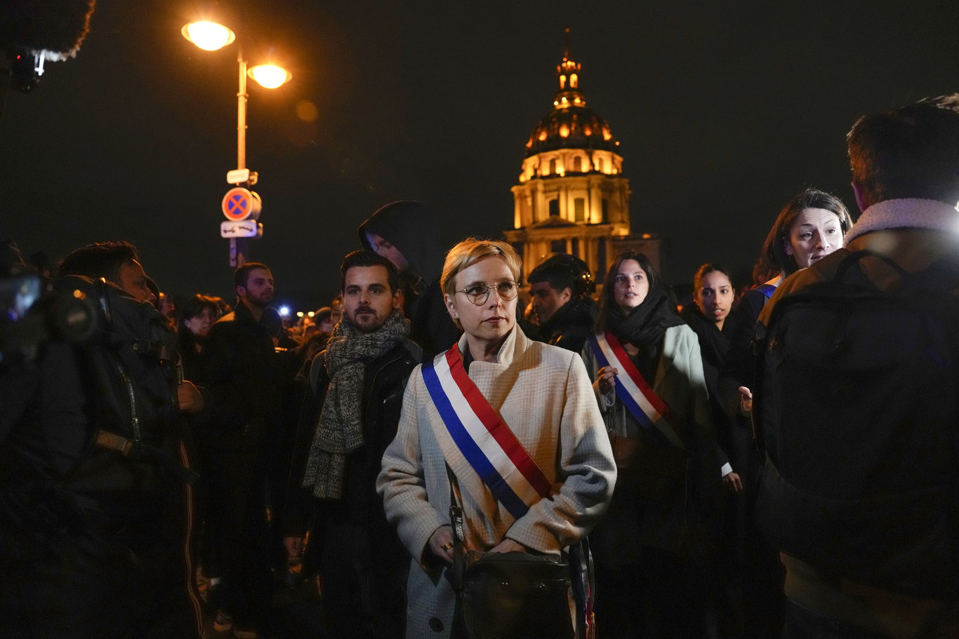 Fransa'da tartışmalı emeklilik reformu kabul edildi: Paris karıştı!