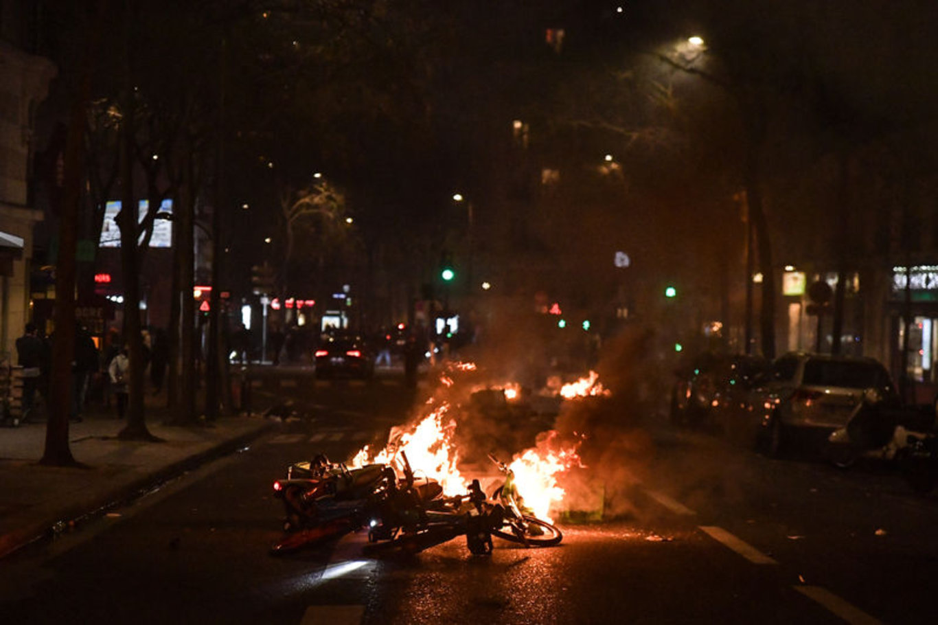 Fransa'da tartışmalı emeklilik reformu kabul edildi: Paris karıştı!