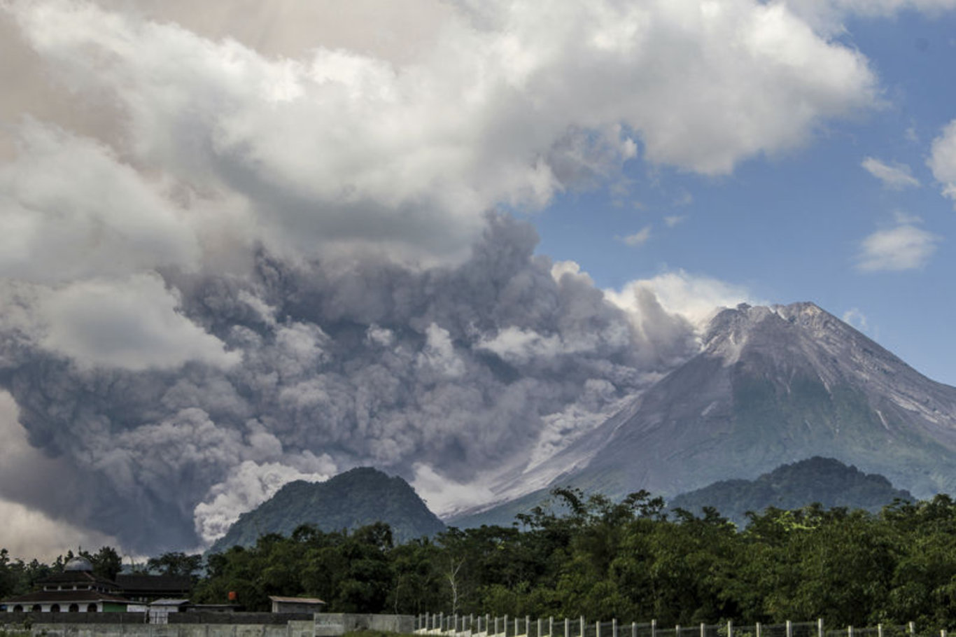 Endonezya'daki Merapi Yanardağı faaliyete geçti: Turizm ve madencilik faaliyetleri durduruldu