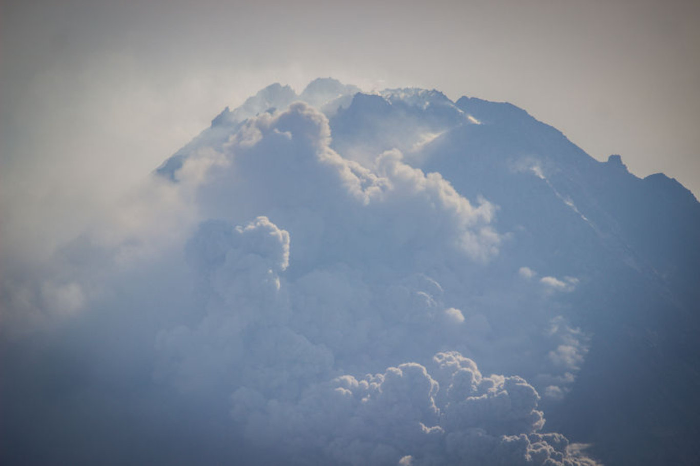 Endonezya'daki Merapi Yanardağı faaliyete geçti: Turizm ve madencilik faaliyetleri durduruldu