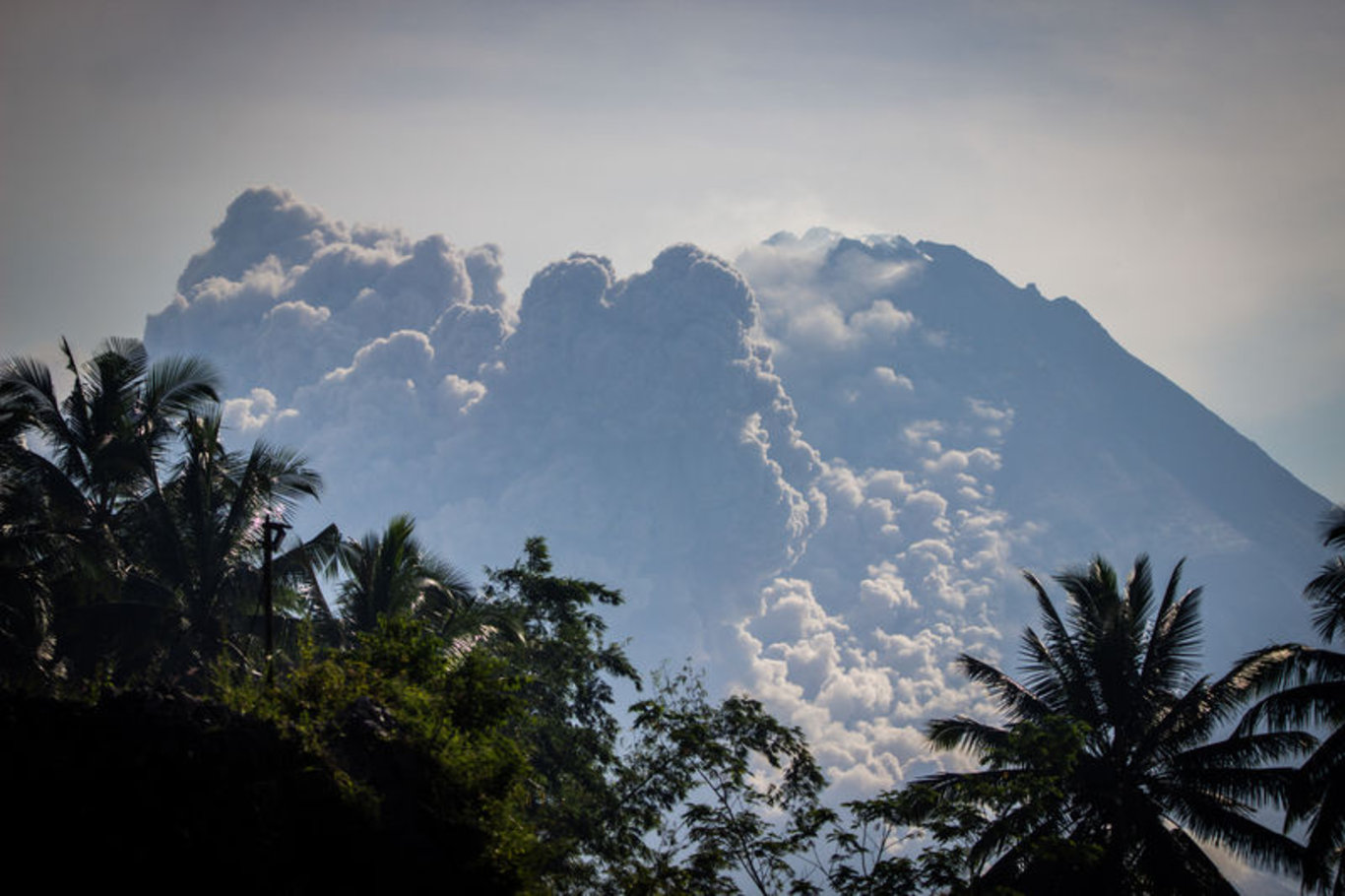 Endonezya'daki Merapi Yanardağı faaliyete geçti: Turizm ve madencilik faaliyetleri durduruldu